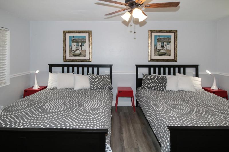 One Bedroom with Queen Bed image 3
