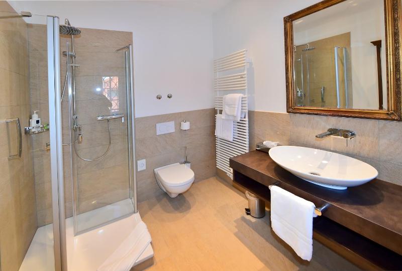 Queen Room Modern image 2