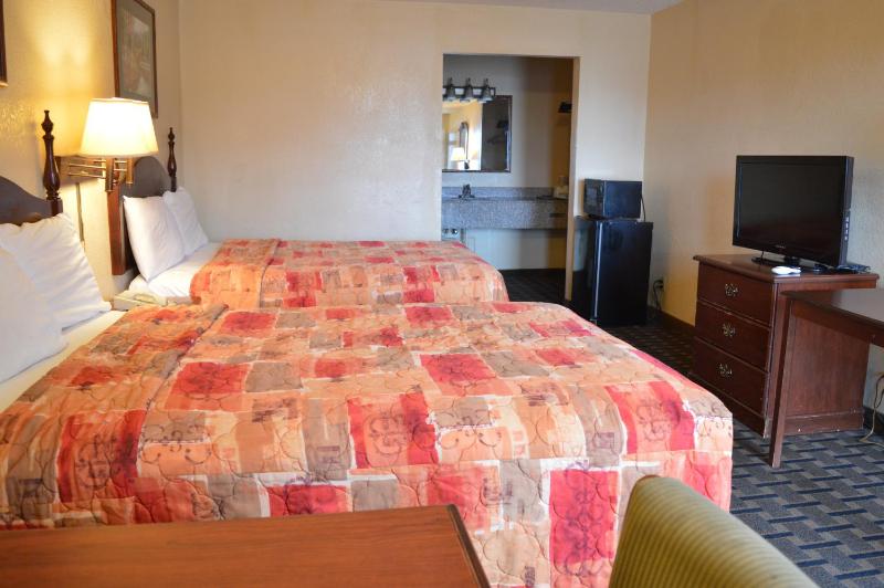 Double Room with Two Double Beds - Smoking image 2