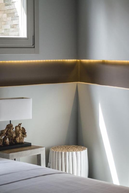 Superior Two-Bedroom Apartment with Backyard View image 4