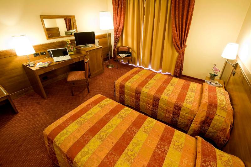 Superior Twin Room image 1