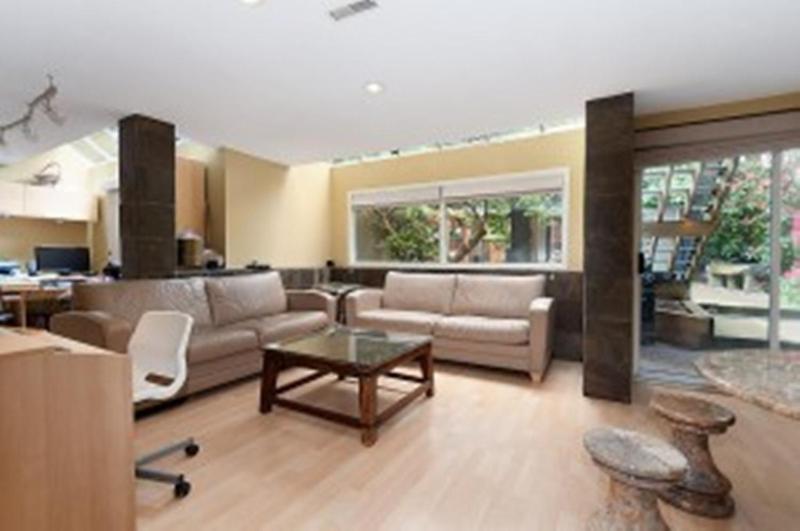 Contemporary Home B&B - image 2