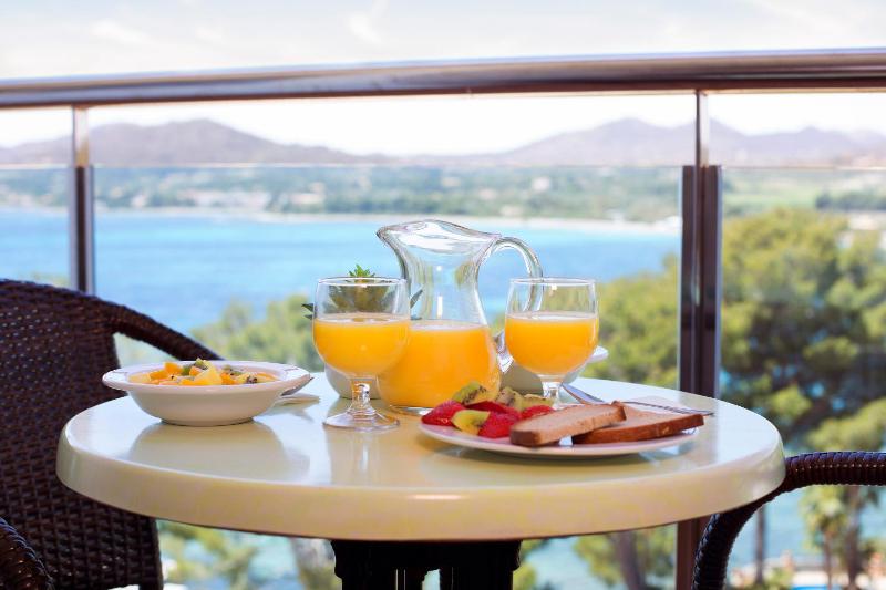 Double Room with Sea View image 2