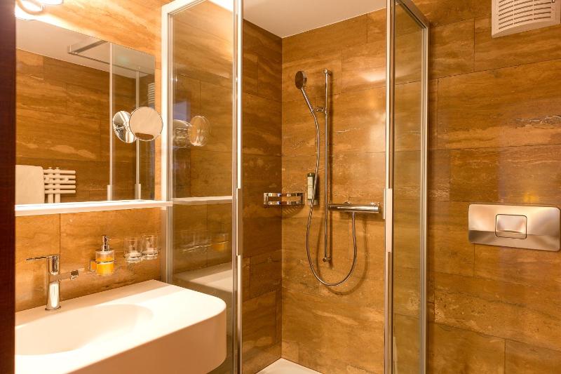Double Room image 3
