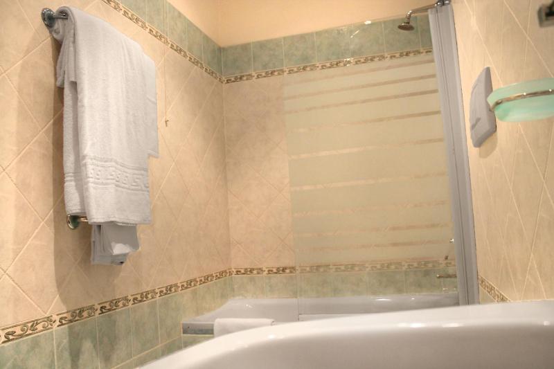 Quadruple Room image 2