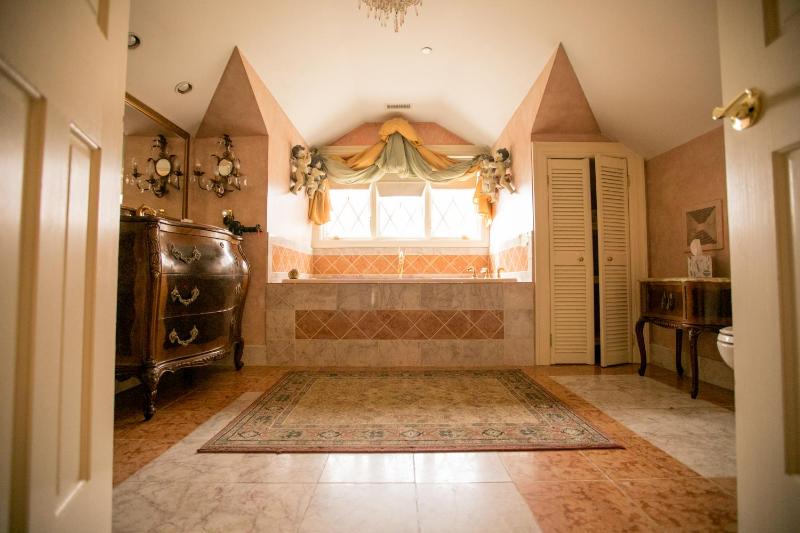Deluxe Suite with Spa Bath image 4