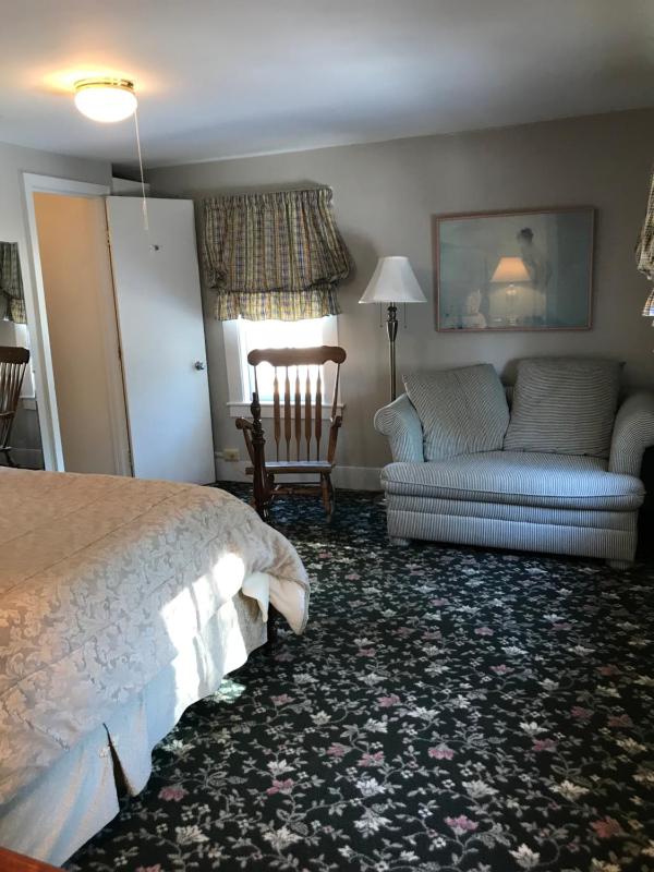 Queen Room with Garden View image 3
