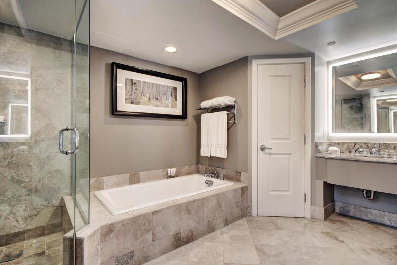 Luxury King Room image 4