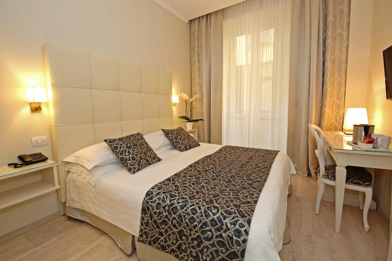 Standard Double Room image 3