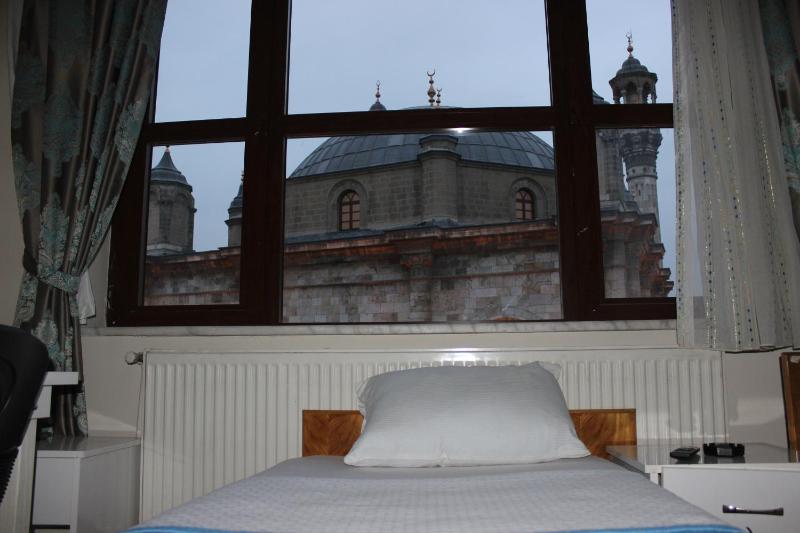 Twin Room image 4