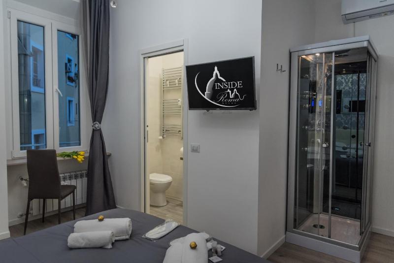 Standard Double Room image 3