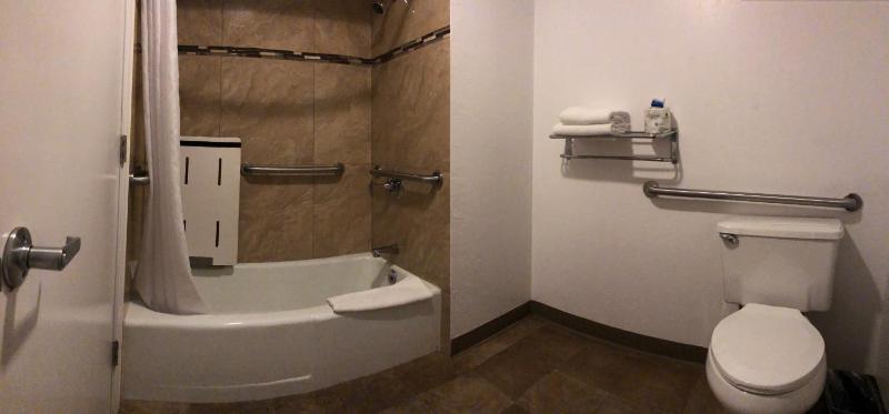 Queen Room with Bath Tub - Mobility Access/Non-Smoking image 2