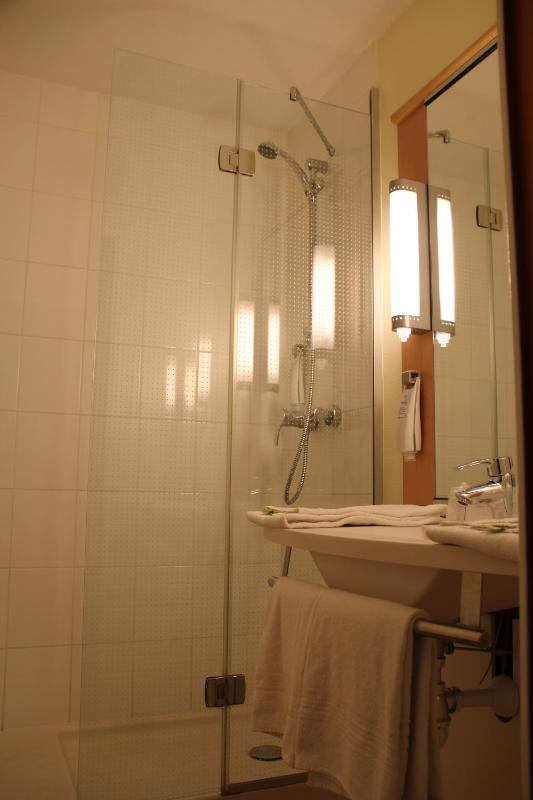 Standard Twin Room image 2