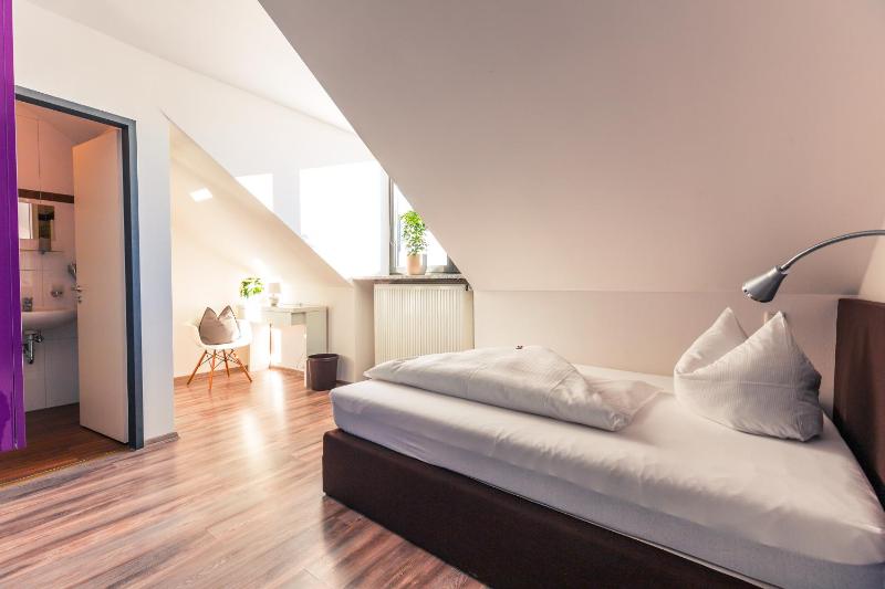 Small Double Room image 4