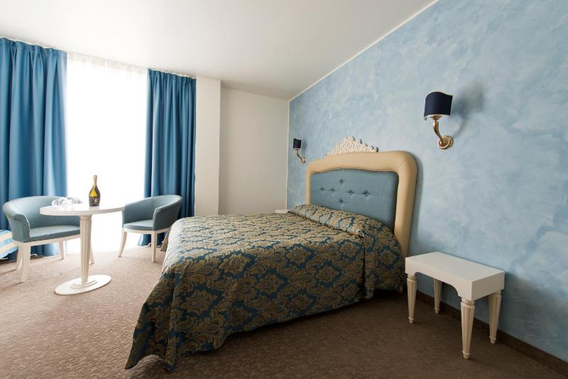 Double or Twin Room image 4