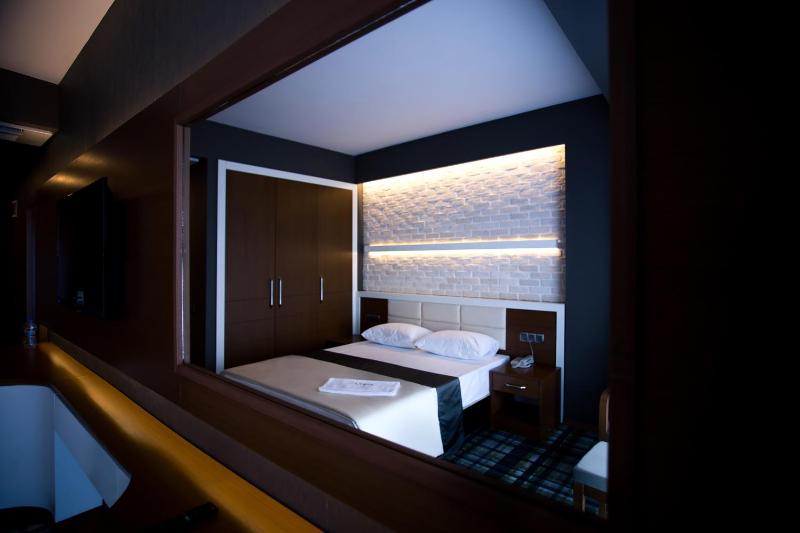 Large Single Room image 1