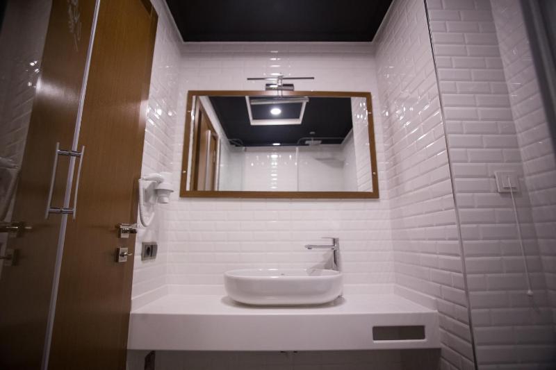 Large Single Room image 2