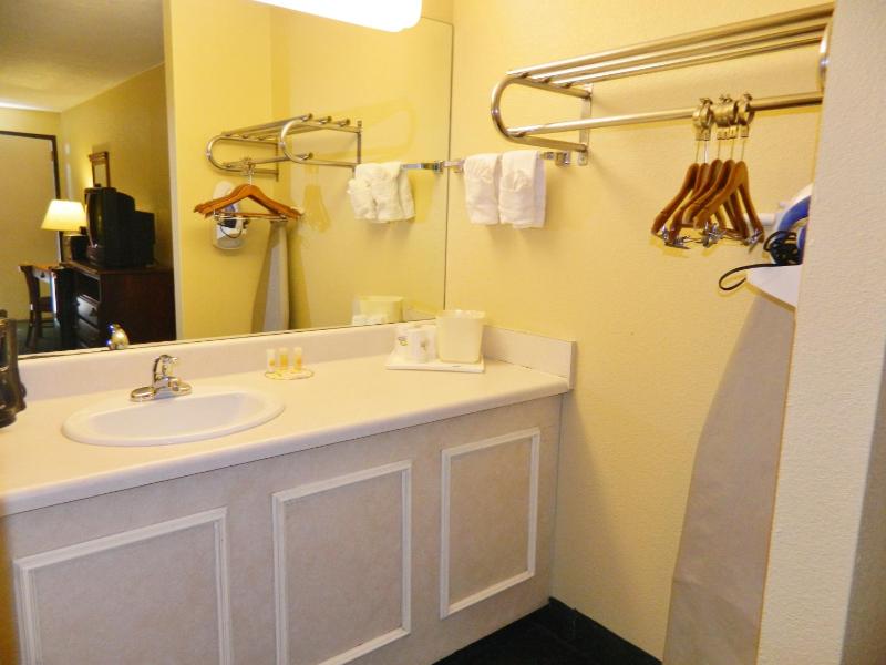 King Room - Non-Smoking image 3