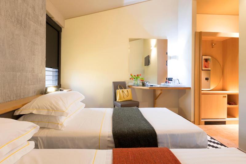 Standard Twin Room image 4