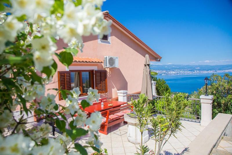 Apartment with Sea View image 3