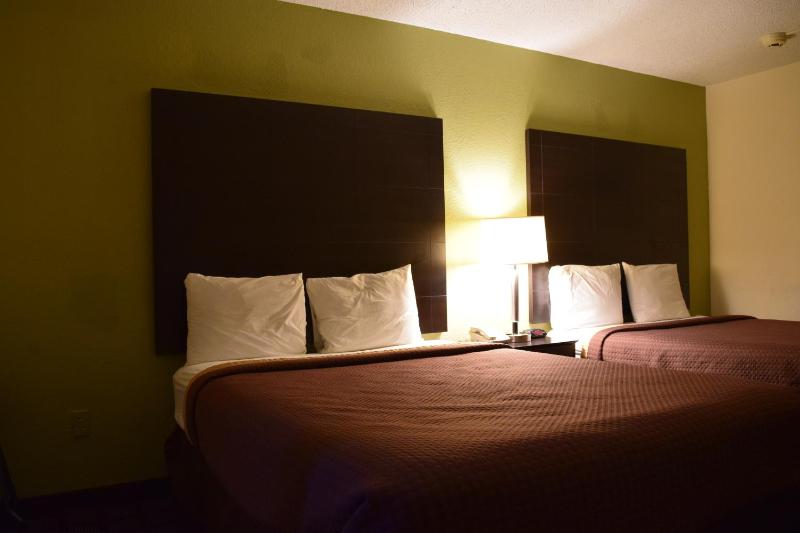 Queen Room with Two Queen Beds - Non-Smoking image 2