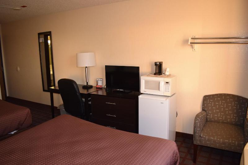 Queen Room with Two Queen Beds - Non-Smoking image 4