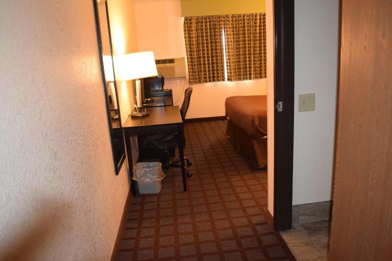 Queen Room - Mobility Access/Non-Smoking image 2