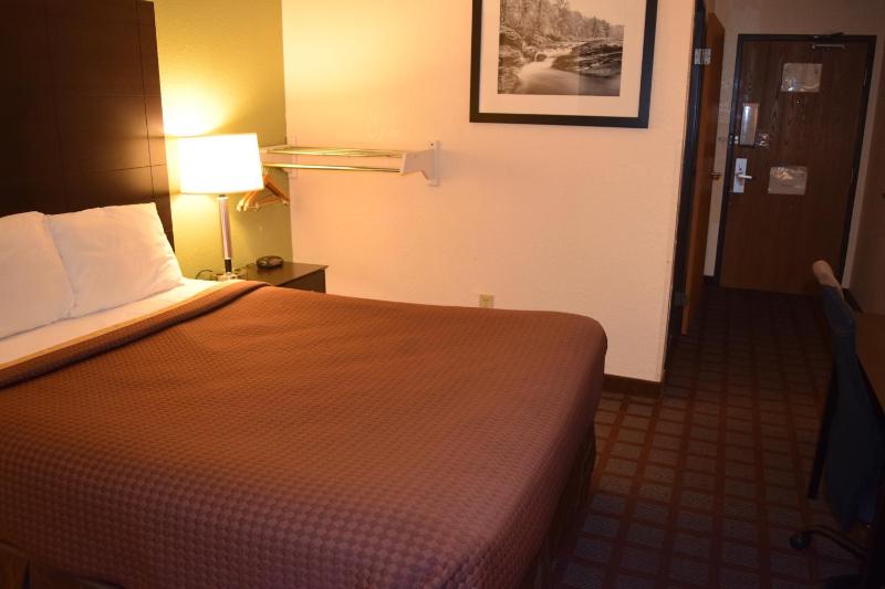 Queen Room - Mobility Access/Non-Smoking image 3