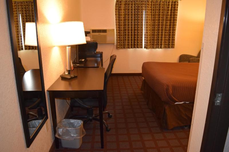 Queen Room - Mobility Access/Non-Smoking image 4