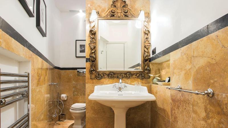 Superior Suite image 4