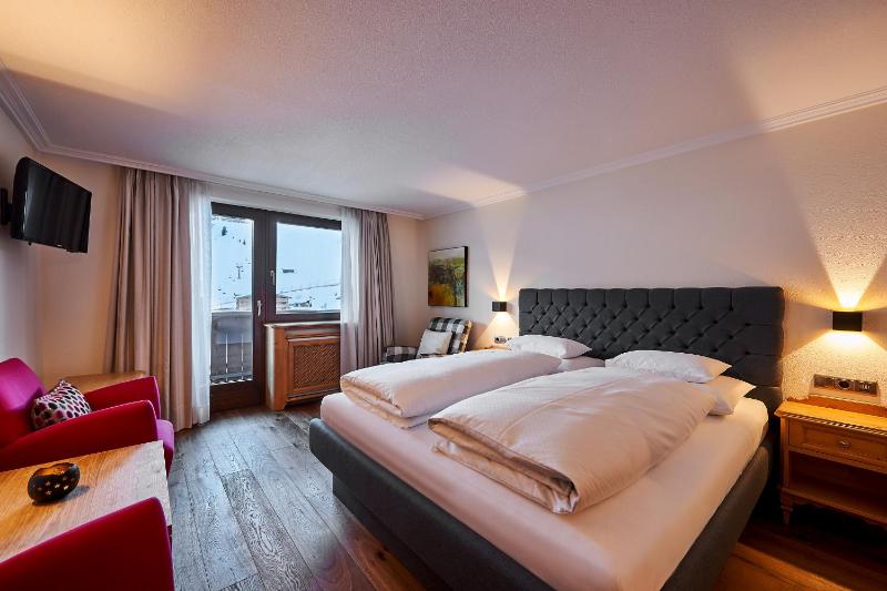Superior Double Room with Balcony image 3