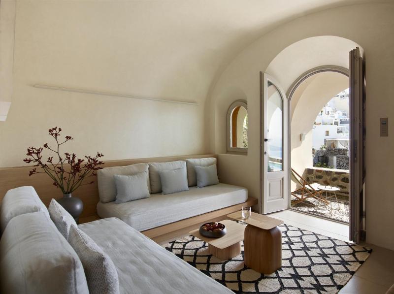 Terra Suite with Private Plunge Pool and Caldera View image 3