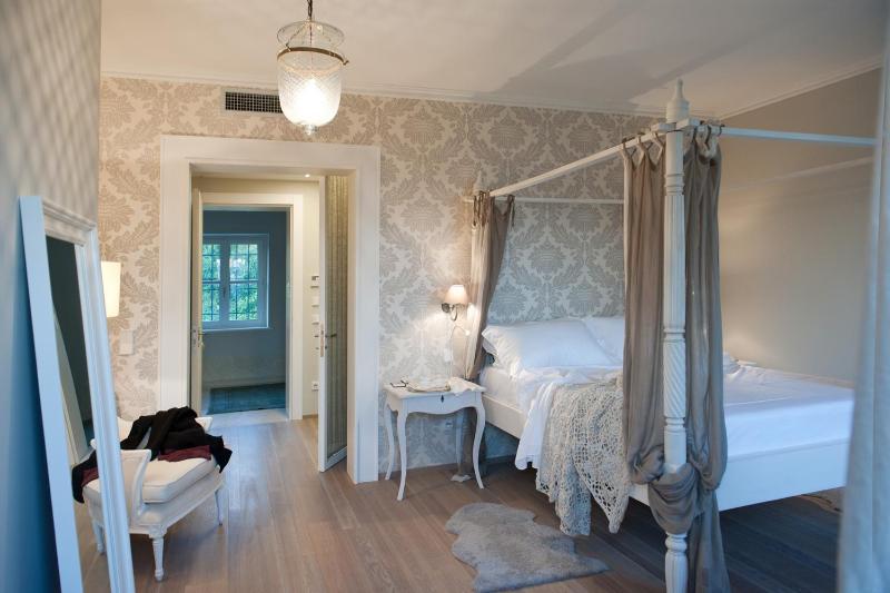 Deluxe Double Room with Garden View image 3