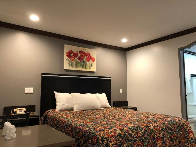 Family Room image 3