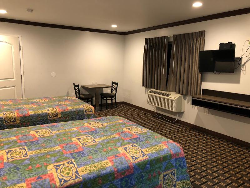 Classic Quadruple Room image 4