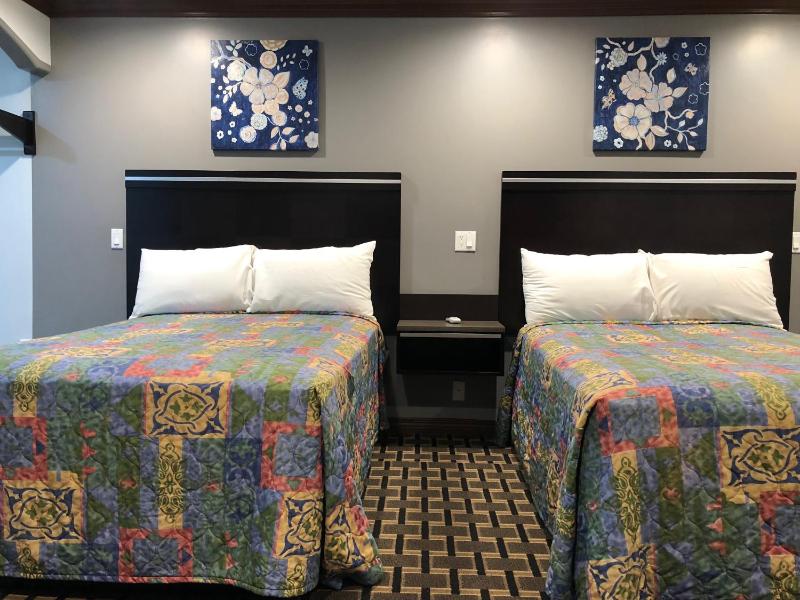 Classic Quadruple Room image 3