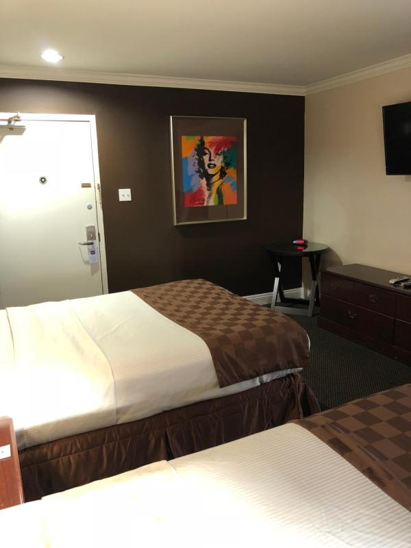Knights Inn - image 14