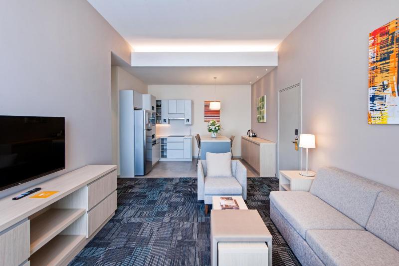 One-Bedroom Twin Suite with Kitchenette and Sofa Bed image 3