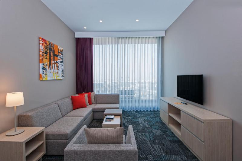 One-Bedroom Twin Suite with Kitchenette and Sofa Bed image 4