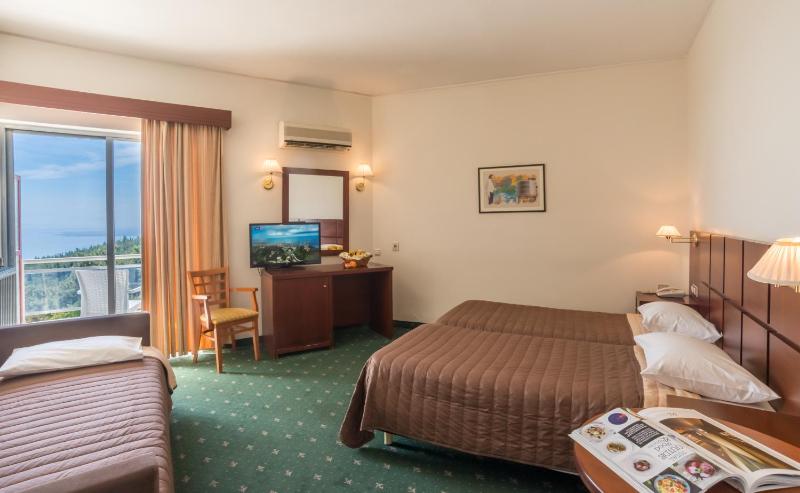 Triple Room with Pool View image 2
