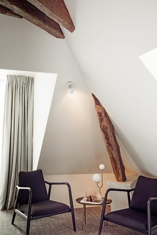 Junior Suite - Parisian Eaves image 3
