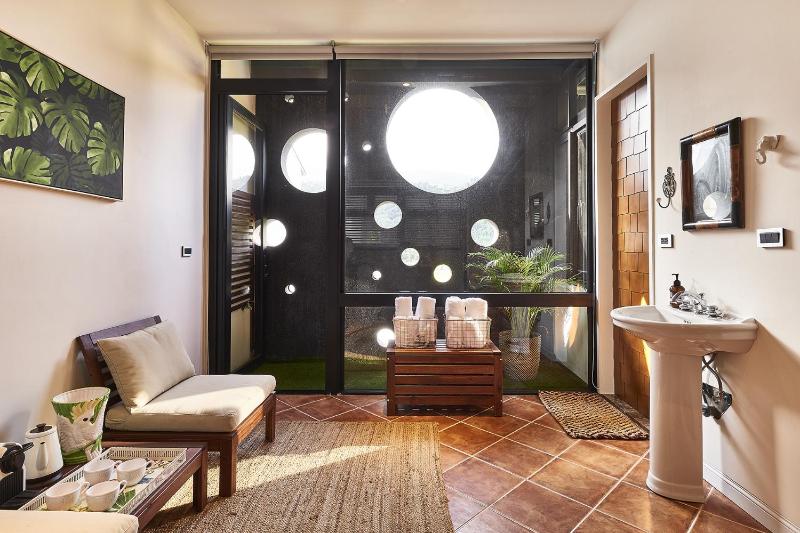 Noir Home - image 11