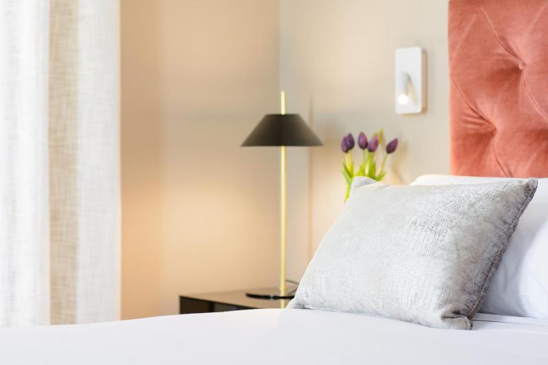 Deluxe Double Room with Big Bed image 3