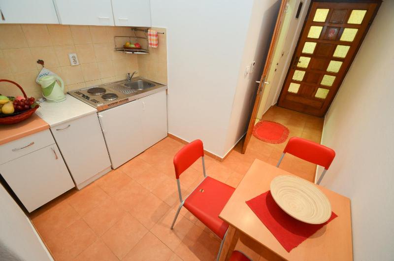 One Bedroom Apartment (3 Adults) - Red image 3
