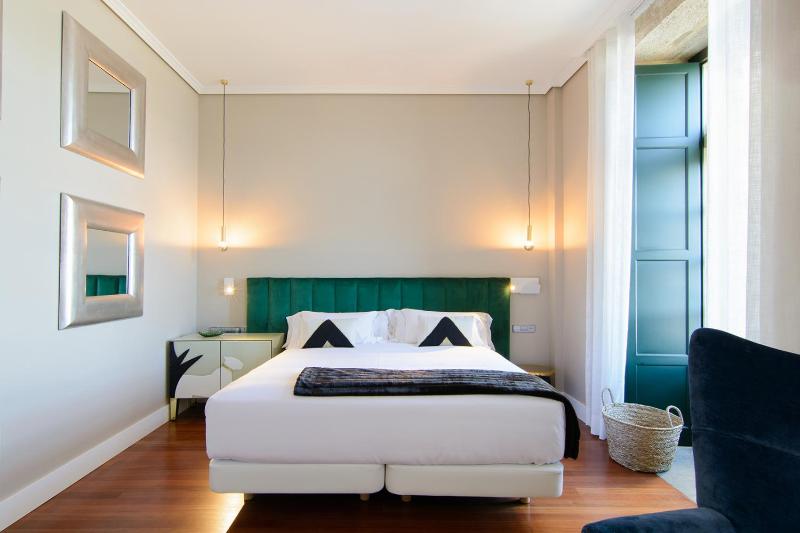 Deluxe Double Room with Big Bed image 4