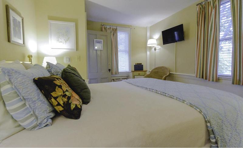 Queen Room with Spa Bath - Daisy image 3