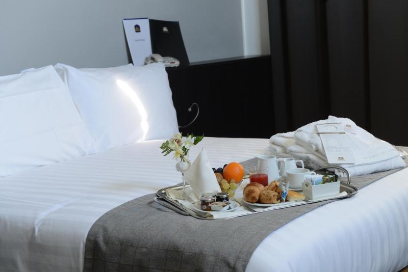 Standard Queen Room with Queen Bed - Non-Smoking image 4