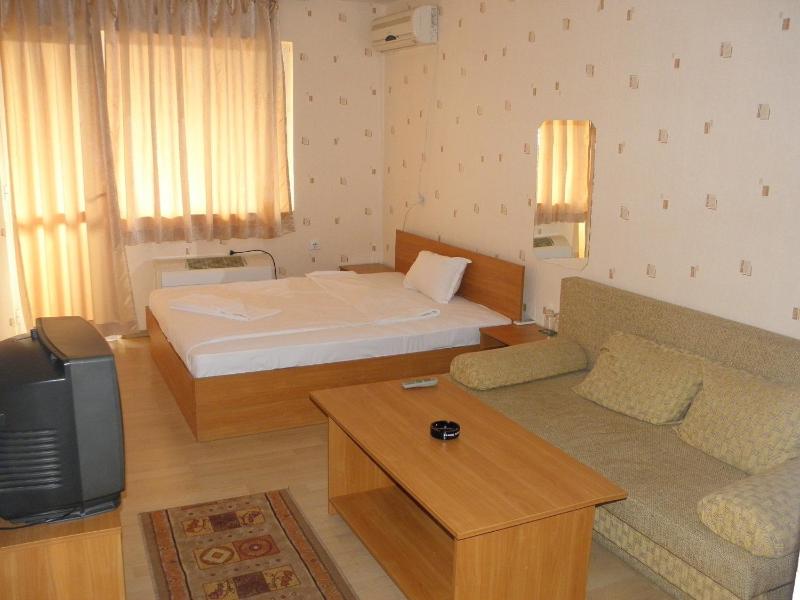 Studio Apartment image 2