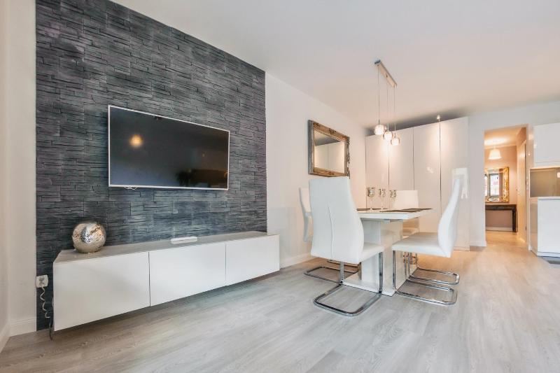 One-Bedroom Apartment image 3