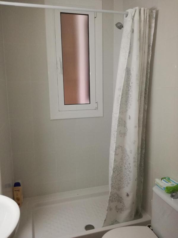 Single Room with Shared Bathroom image 4